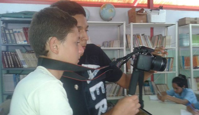 Los niños, durante las jornadas académicas, pueden interactuar con cámaras y equipos de filmación. La imagen hace parte de los talleres que se cumplen en Mérida (Venezuela). Archivo