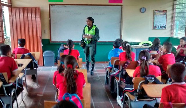 200 niños y jóvenes del colegio Raimundo Ordóñez Yáñez, en Lourdes, fueron involucrados al programa este viernes. Policía Nacional