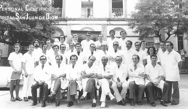 Científicos que trabajaban en el Hospital San Juan de Dios. Archivo