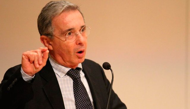 Álvaro Uribe Vélez. Internet