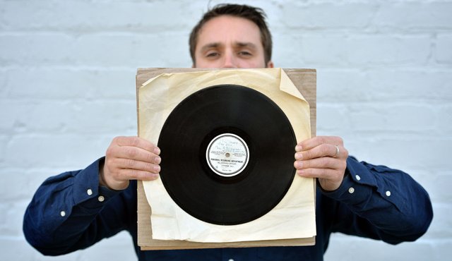 Este es el vinilo de los Beattles que próximamente será subastado. AFP