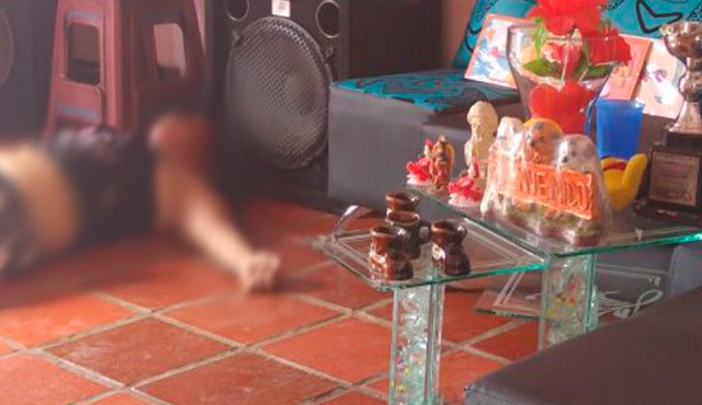 La mujer quedó tendida en la sala de la casa, mientras que su compañero logró escapar por el patio. Cristian Herrera