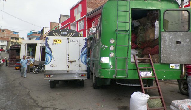 En el sector del mercado se aprecian diariamente imágenes como esta. Camiones se parquean a un lado de la vía y en el lado opuesto las ventas ambulantes. Javier Sarabia