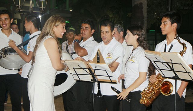 La alcaldesa de ocaña, Miriam Prado Carrascal, acompañó a los músicos en el retorno de las retretas al parque 29 de Mayo. Javier Sarabia