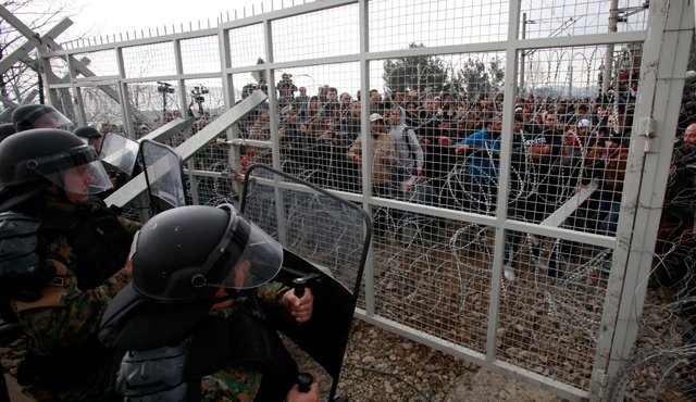 La tensión es cada día más notoria en varios puntos de la frontera en Los Balcanes, donde se han levantado cercas y vallas para tratar de contener la oleada de refugiados iraquíes y sirios que huyen de la guerra civil. AP
