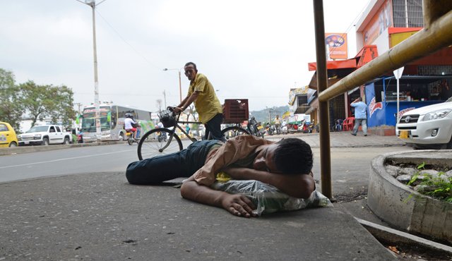 En las calles, debajo de los puentes, en parques y plazoletas deambulan los habitantes de la calle en Cúcuta. Rodrigo Sandoval