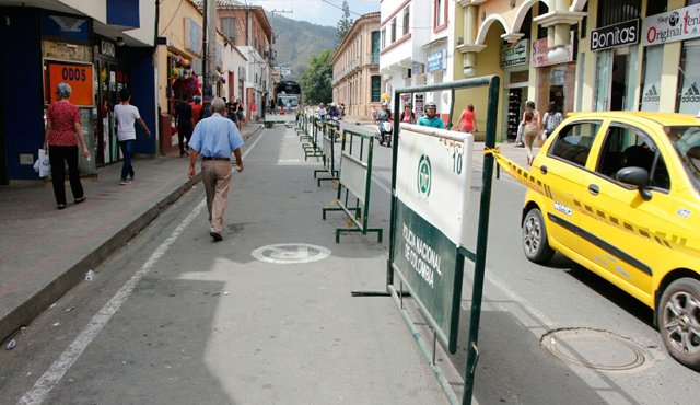 En la madrugada la Policía pone vallas las cuales impiden a los vendedores y mototaxistas, tomar el espacio público para ejercer sus labores ilegales. El plan busca medir la aceptación de los ocañeros buscando ampliar los andenes a futuro. Javier Sarabia