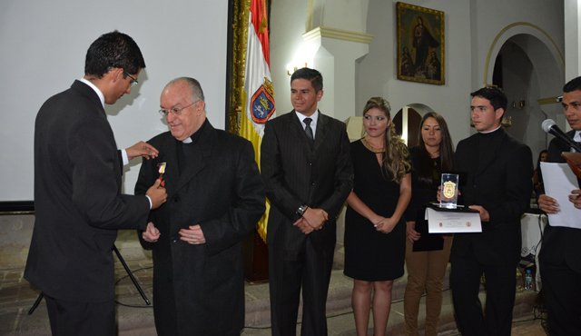 El director del Instituto de Cultura, Amilkar Abella, impuso la medalla Águeda Gallardo, en grado especial, al sacerdote Rafael Lizcano. Roberto Ospino