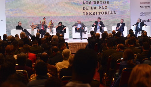 En el foro, que tuvo lugar en Bogotá, se solicitó además construir más confianza con la población civil y explicar claramente las implicaciones de la paz en cada región. Cortesía