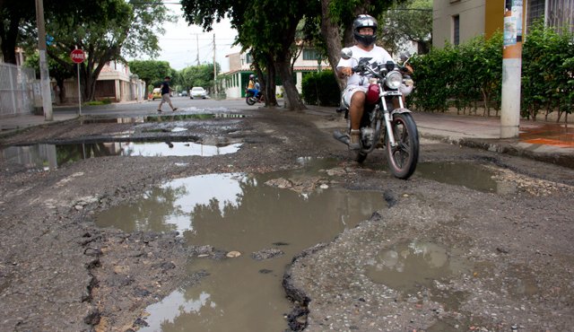 Intransitable, así permanece la calle 3N con avenida 3E en la urbanización La Castellana, todo porque ni la alcaldía ni la empresa Aguas Kpital han dado una solución definitiva a los problemas que allí se presentan. Alfredo Estévez