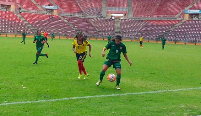 Colombia obtuvo su primera victoria con el gol de penal de la bogotana Laura Barreto. Colprensa