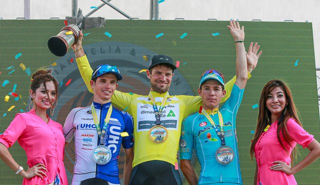 El campeón del giro Janse van Rensburg, del club Dimension Data (centro), junto a los colombianos Daniel Alexander Jaramillo Diez, del equipo UHC, (izquierda); y Miguel López Moreno, de Astana. Cortesía Tour de Langkawi