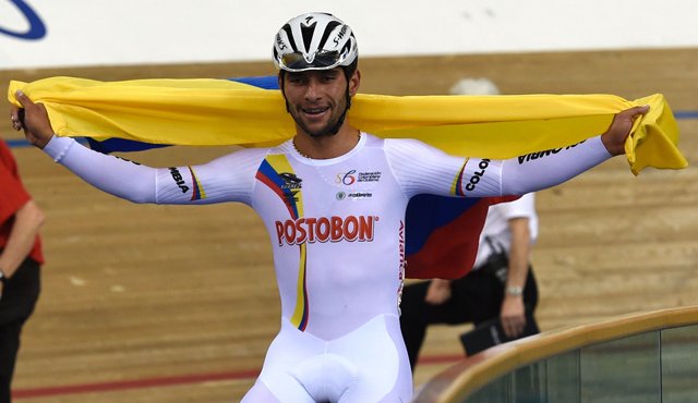 Fernando Gaviria ganó nuevamente el título mundial de ómnium. AFP