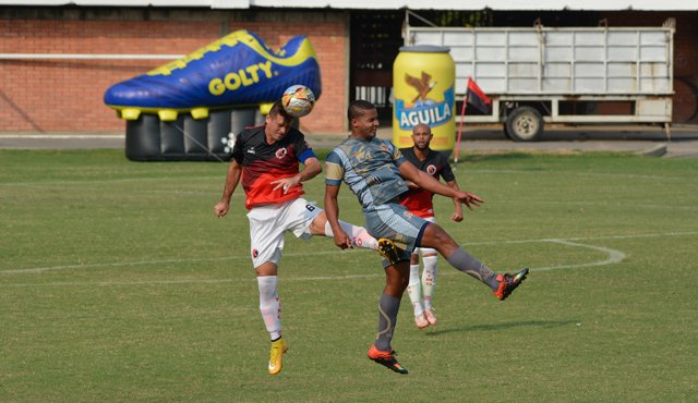 El zaguero del Cúcuta, José Ramírez, rechaza de cabeza un balón que buscaba el delantero de Tigres, Ethan González. Edgar Cusgüen Olarte