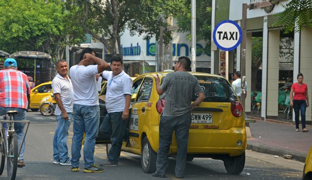 Los taxistas son el gremio que más hace daño a las vías, pues parquean donde mejor les parece. Dicen que son muchos y que se requiere el pico y placa Rodrigo Sandoval