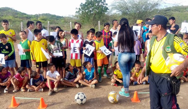 Tres veces a la semana, unos 150 niños de José Bernal entrenan en la cancha donde se planea construir la sede de la fundación. En la foto, Luis Gutiérrez, frente a su equipo infantil. Rodrigo Sandoval
