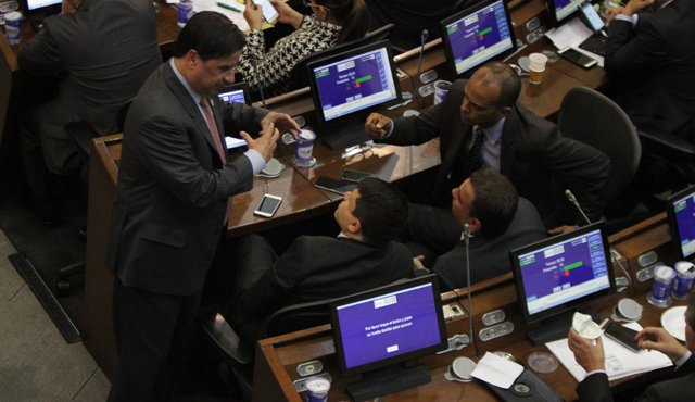 Desde temprano, las plenarias de Senado y Cámara discutirán este miércoles el proyecto que busca modificar la Ley de Orden Público para lo que será la desmovilización de las Farc. Colprensa