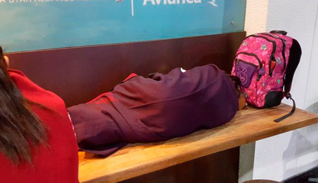 En el aeropuerto Camilo Daza, algunos usuarios debieron pernoctar en las instalaciones, como esta niña, por los restrasos de los vuelos. Foto tomada de Twitter @restitutor16