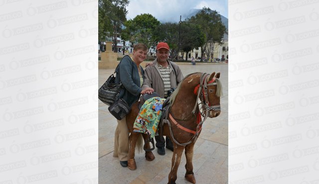 Los esposos Gregorio Cruz y Blanca Cruz Contreras siguen tomando fotografías con el caballito de madera. Roberto Ospino