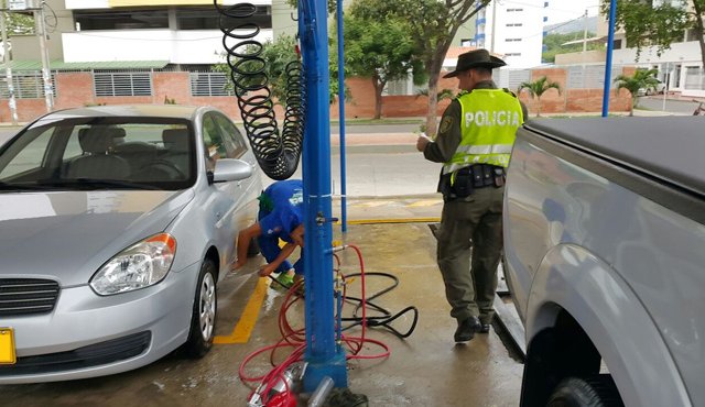 Instantes en que la Policía, técnicos de Corponor y la Alcaldía inspeccionaban uno de los 11 lavaderos intervenidos. Policía Nacional