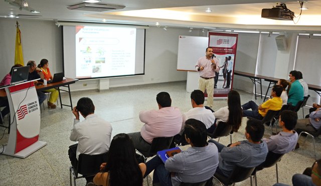 Leonardo Parada, empresario del sector de las TIC, presentó parte de la estrategia del clúster, en donde su empresa participa activamente. Rodrigo Sandoval