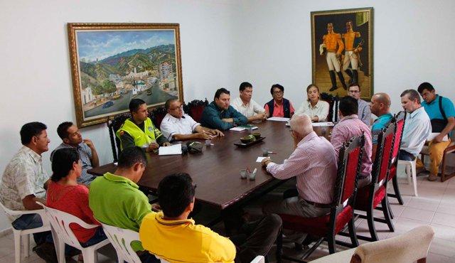 Los gerentes de las empresas transportadoras se reunieron con la alcaldesa Miriam Prado Carrascal, para fijar el aumento de las tarifas de común acuerdo. Javier Sarabia