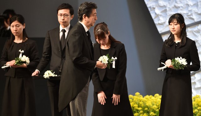 El primer ministro Shinzo Abe (centro) hizo parte de personalidades del gobierno que ofreció un homenaje a las víctimas del sismo y el tsunami que ocurrió hace cinco años, en Japón. AP