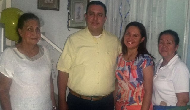 Lo acompañan Maru Maldonado, Erika Cañas López y Aminta López de Cañas. Cortesía