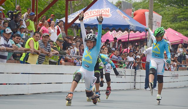 Los pequeños patinadores se robaron todas las miradas en El Malecón, en la última jornada del campeonato nacional que reunió a los semilleros de patinaje más importantes de Colombia. Rodrigo Sandoval