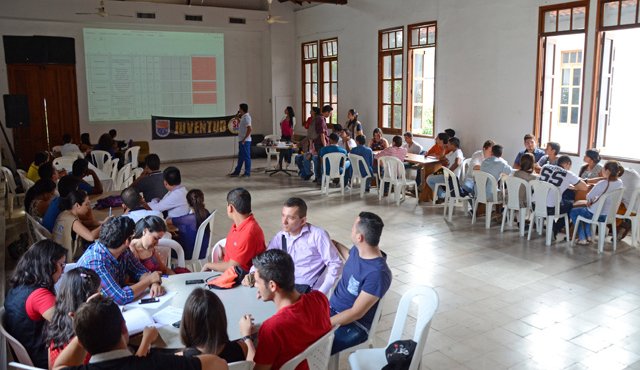 El mes pasado, representantes y líderes de asociaciones juveniles se dieron cita en la biblioteca pública Julio Pérez Ferreo para debatir sobre proyectos y propuestas a favor de la juventud, que se debían incluir en el plan de desarrollo municipal. Archivo