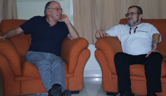 Enrique Santos junto a Timoleón Jiménez, alias Timochenko. Archivo
