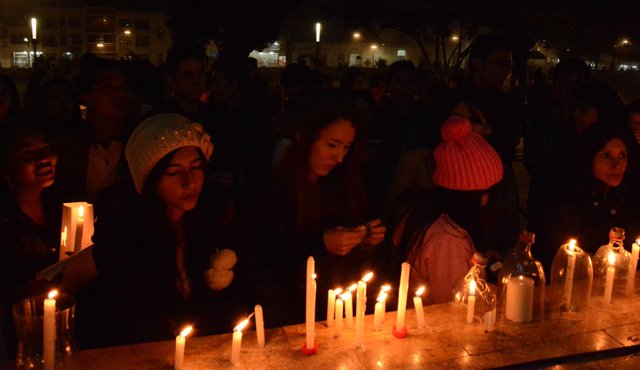 Estudiantes universitarios, comunidad y defensores de los animales encendieron faroles, antorchas y velas en honor a las llamas sacrificadas. Roberto Ospino