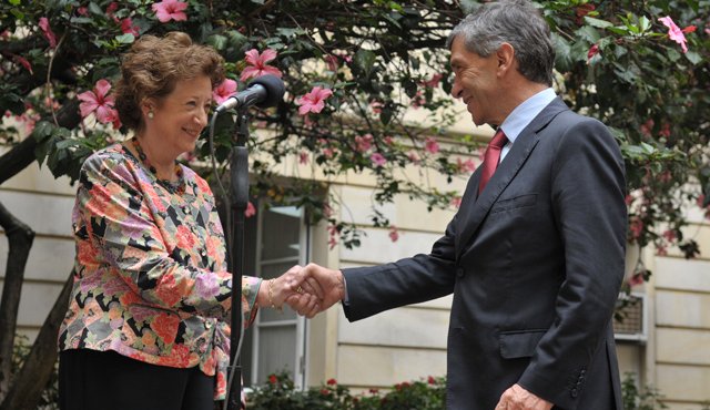 A través de la Ministra de Estado de la Cancillería Británica, baronesa Anelay de St. Johns, el Ministro Consejero para el Posconflicto, Rafael Pardo, agradeció al Reino Unido su compromiso con el posconflicto en Colombia. Colprensa