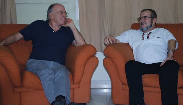 Enrique Santos junto a 'Timochenko' Archivo