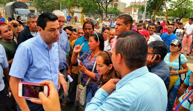 Luis Fernando Niño López, secretario de Víctimas dialogando en el Centro Regional de Atención Integral a Víctimas de Atalaya, Suministrada