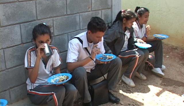 Los estudiantes deben comer en el piso, porque no tienen un espacio para tal fin. Cortesía