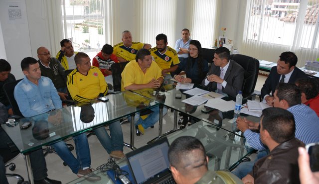 El alcalde Ronald Contreras presidió la reunión con el gremio del transporte, Personería y Policía. Roberto Ospino