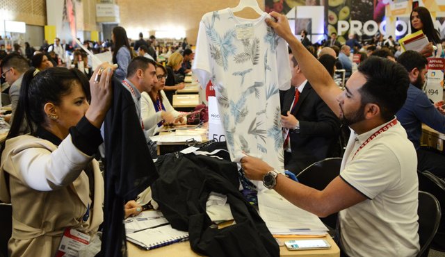 Empresas del sector textil y agroindustrial logran negociar la exportación de yines y cacao en la Macrorrueda 60 que se efectuó en Bogotá. Procolombia