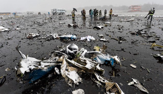 El avión, que provenía de Dubai, estaba haciendo su segundo intento de aterrizaje cuando se perdió de la pista de aterrizaje y se estrelló, dejando restos dispersos en una amplia zona. Entre los fallecidos hay cuatro niños. AFP