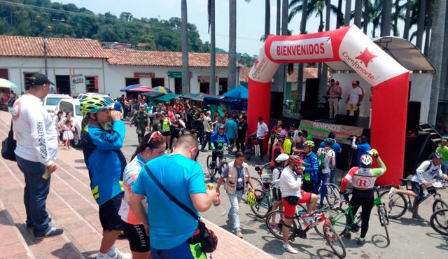 Diversos clubes ciclísticos se sumaron a la convocatoria. Ejército Nacional