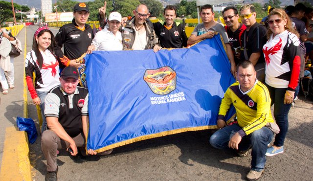 Motorizados pertenecientes a la comunidad de Intermoteros Latinoamérica se encontraron ayer con el primer motero en emprender la travesía.
Luis Alfredo Estévez