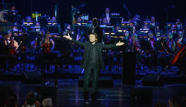 El show del español es acompañado por la orquesta sinfónica. Colprensa