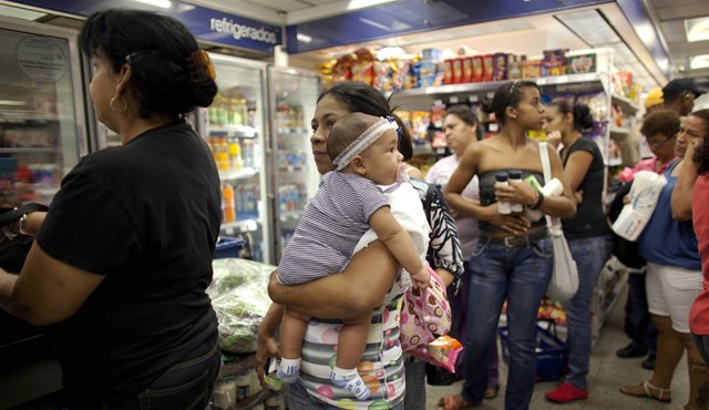 A la crisis económica y de escasez de alimentos puede sumarse la del sector energético por el nivel critico de los embalses en Venezuela. Archivo