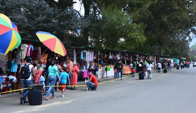 En la avenida Santander se cumple la feria microempresarial. Roberto Ospino