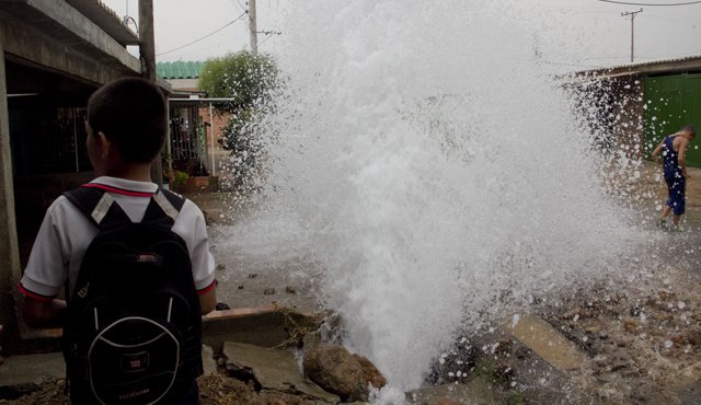 Por cuenta de las fugas y de las roturas de las redes se pierden en promedio un millón y medio mensual de metros cúbicos de agua en el acueducto de Cúcuta. Alfredo Estévez