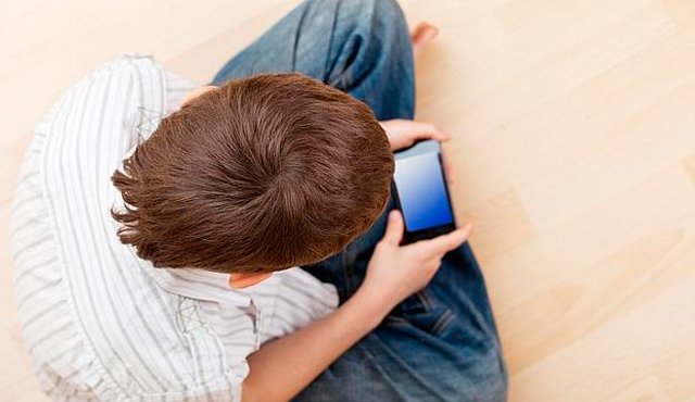 Los infantes en Reino Unido usan las redes sociales para enviar mensajes y fotos sexuales Internet