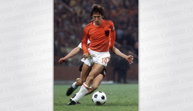 Acá, Cruyff, en la única final que jugó en un Mundial, frente a Alemania en 1974, con la que perdieron 2-1. AFP