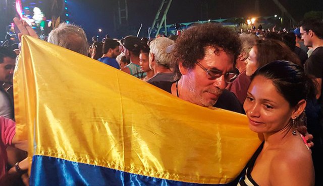 En la foto, Alape sostiene una bandera de Colombia en compañía de quien al parecer es su compañera sentimental, quien no mira a la cámara. Twitter