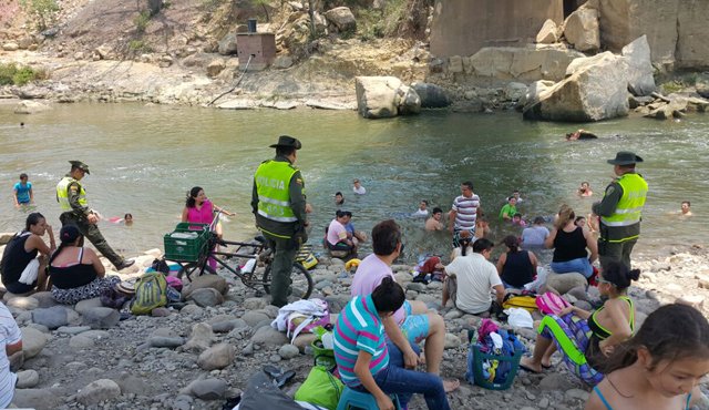 En varios casos, durante los paseos de olla, algunas personas dejan las hogueras prendidas. Policía Nacional