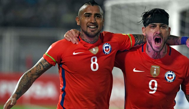 Pinilla (derecha) no marcaba un gol en un partido oficial con la selección desde 2005. AFP